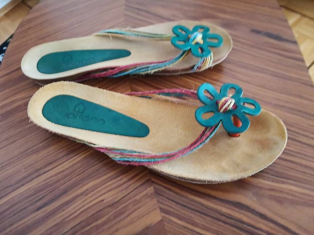 Scarpe da donna: Hausschuh mit Assecoirs, Gr. 37 – Usato da Muri b. Bern venduto da Claudiahuegli 1