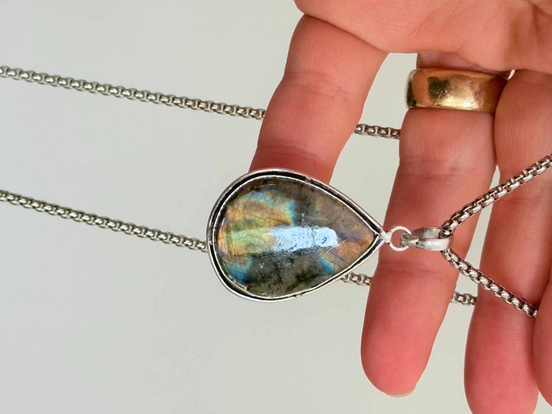 Catenine: Collier pendentif labradorite pierre forme goutte – Nuovo e nell'imballaggio originale da Genève venduto da AGBERG 3