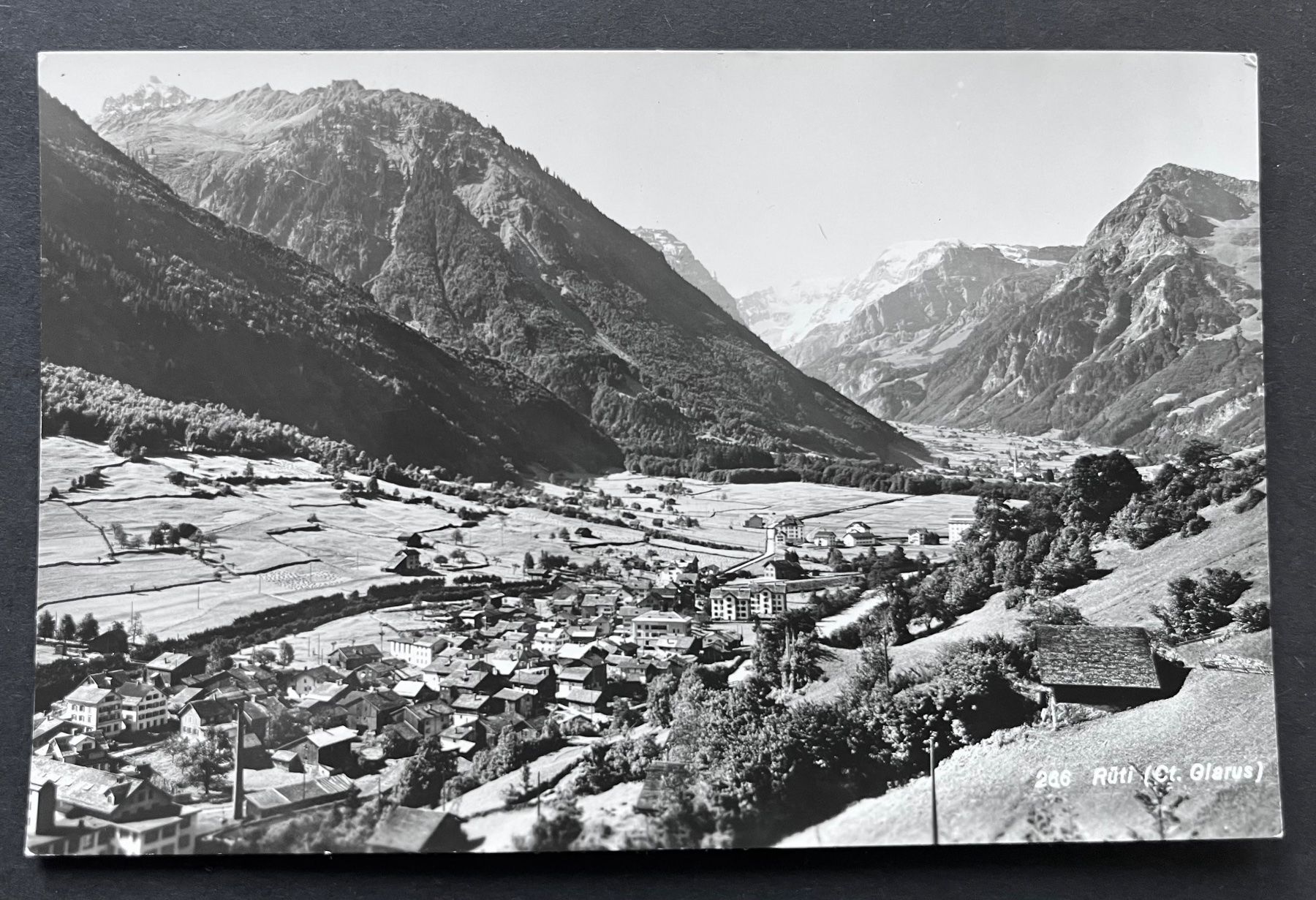 Cartoline postali: Rüti GL Ansicht Ort / ca 1950 – Usato da Ostermundigen venduto da DaxKarten-75