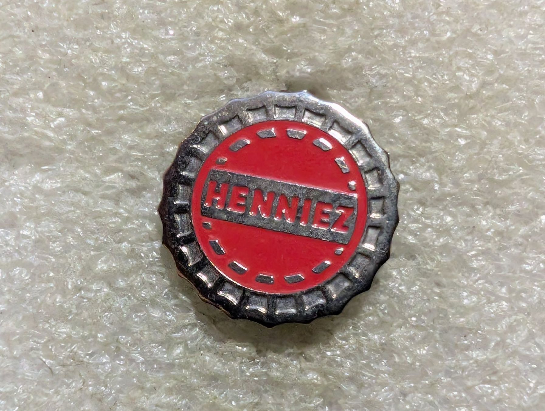 Plaquettes & Badges: Ansteckpin 189: Henniez – D'occasion à Oppligen par Pin-Fall-Shop