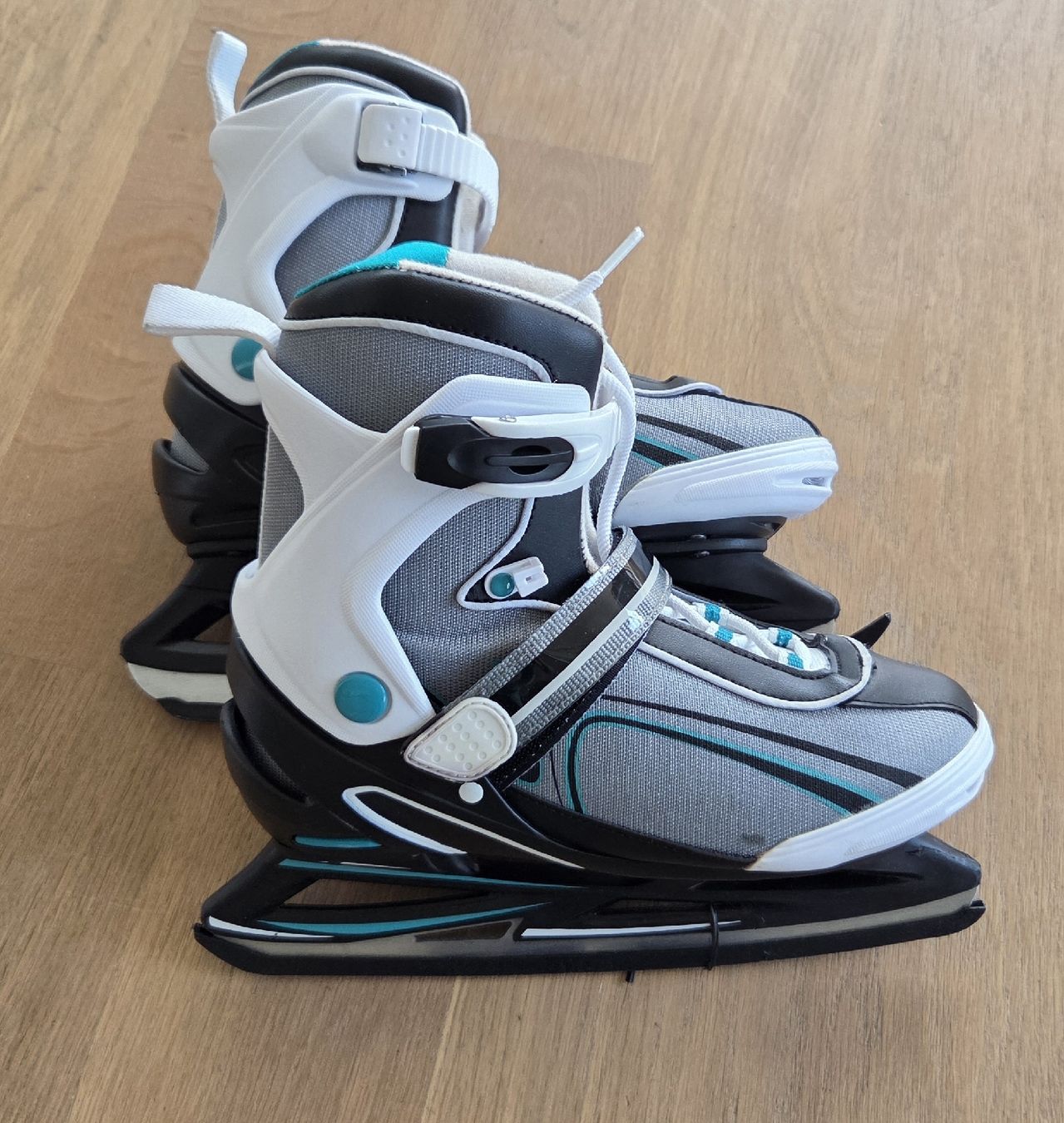 Pattini da ghiaccio: Eislaufschuhe / Schlittschuhe Gr. 39 – Usato da Oberkirch LU venduto da Tatamara