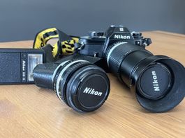 Rarität: Nikon EM Kamera mit Nikon Blitz SB-E & Nikon Zoom