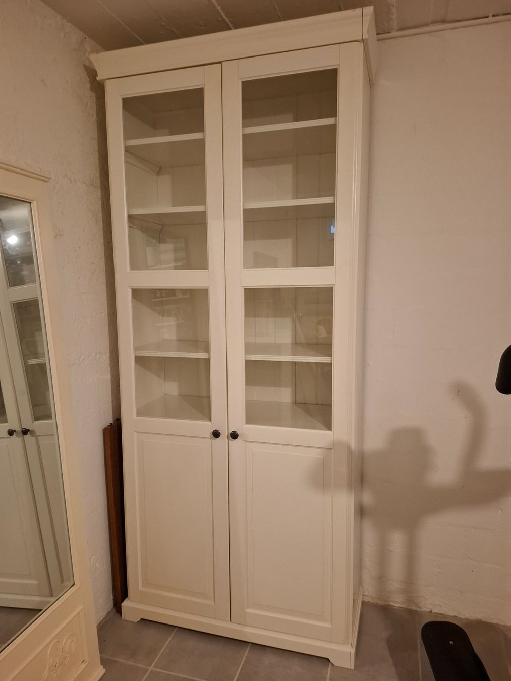 Ikea Armadi: Vitrinenschrank im Landhausstil – Usato da Bülach venduto da Wuxi