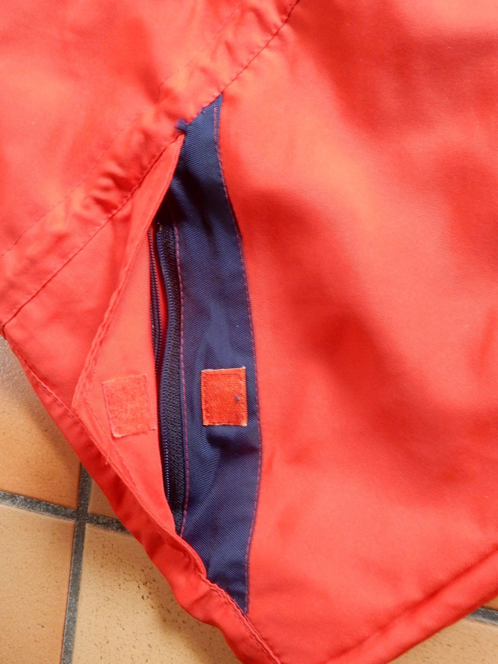 Giacche: Outdoorjacke mit Logo einer Helikopterfirma – Usato da Waldstatt venduto da Kananaskis1 7