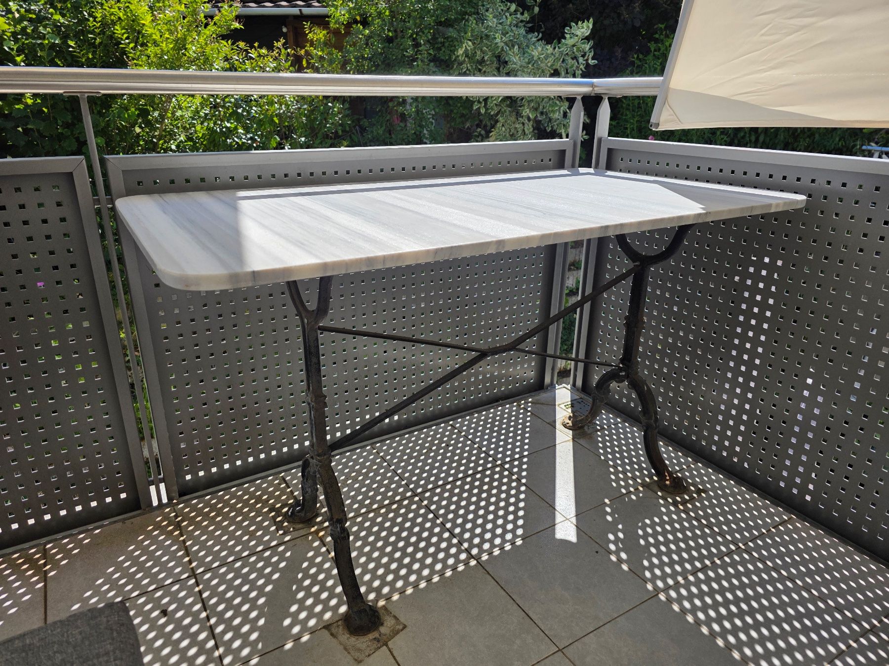 Tables: Marmortisch mit Eisengestell – D'occasion à Pfeffingen par tobsent