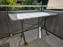 Marmortisch mit Eisengestell