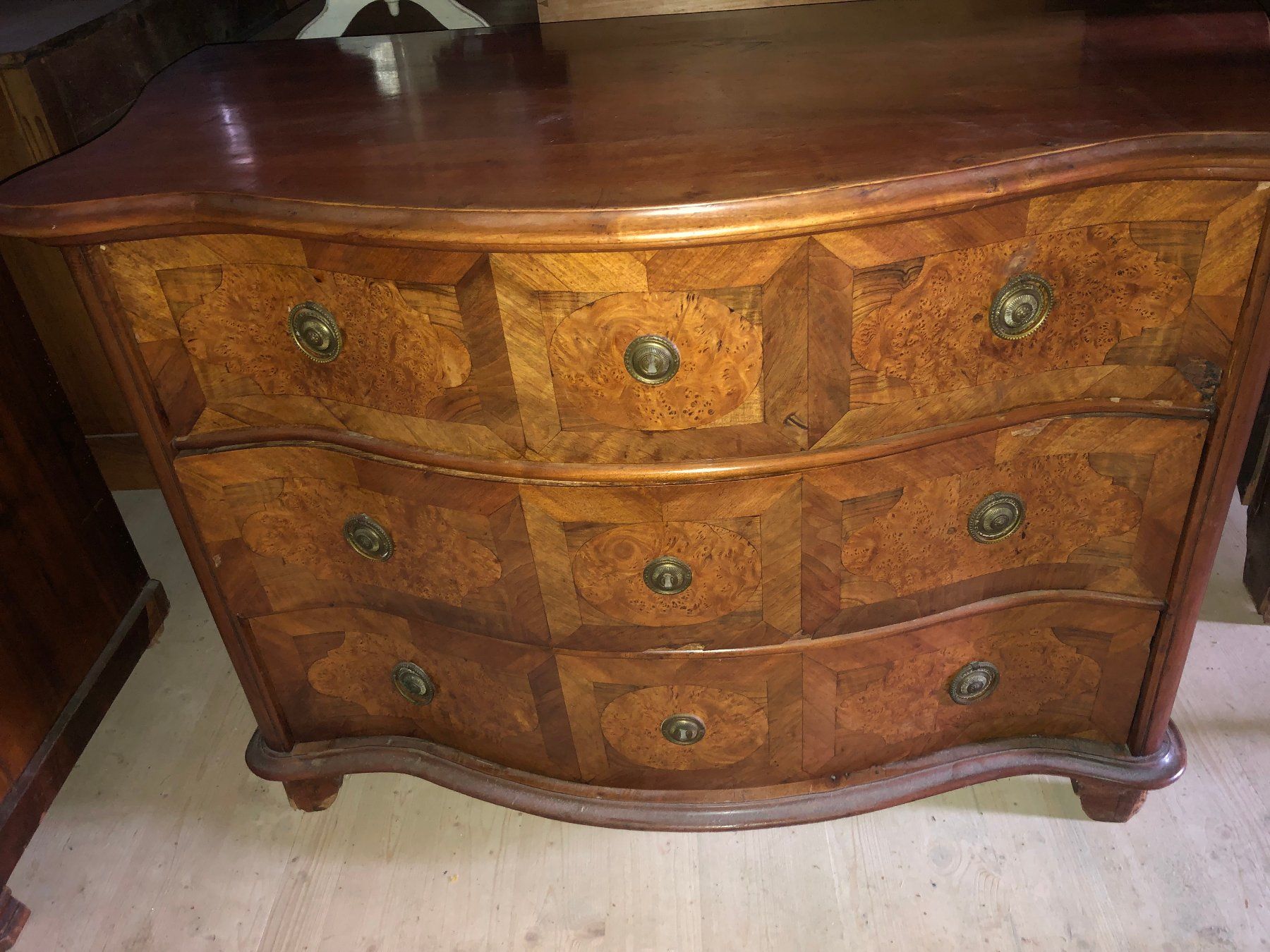 Cassettiere: Commode galbée baroque zurichoise Kommode antik – Usato da St-Cierges venduto da LeRegain