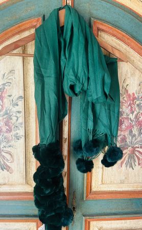 Grüner Schal mit Pompons – neu mit Etikett
