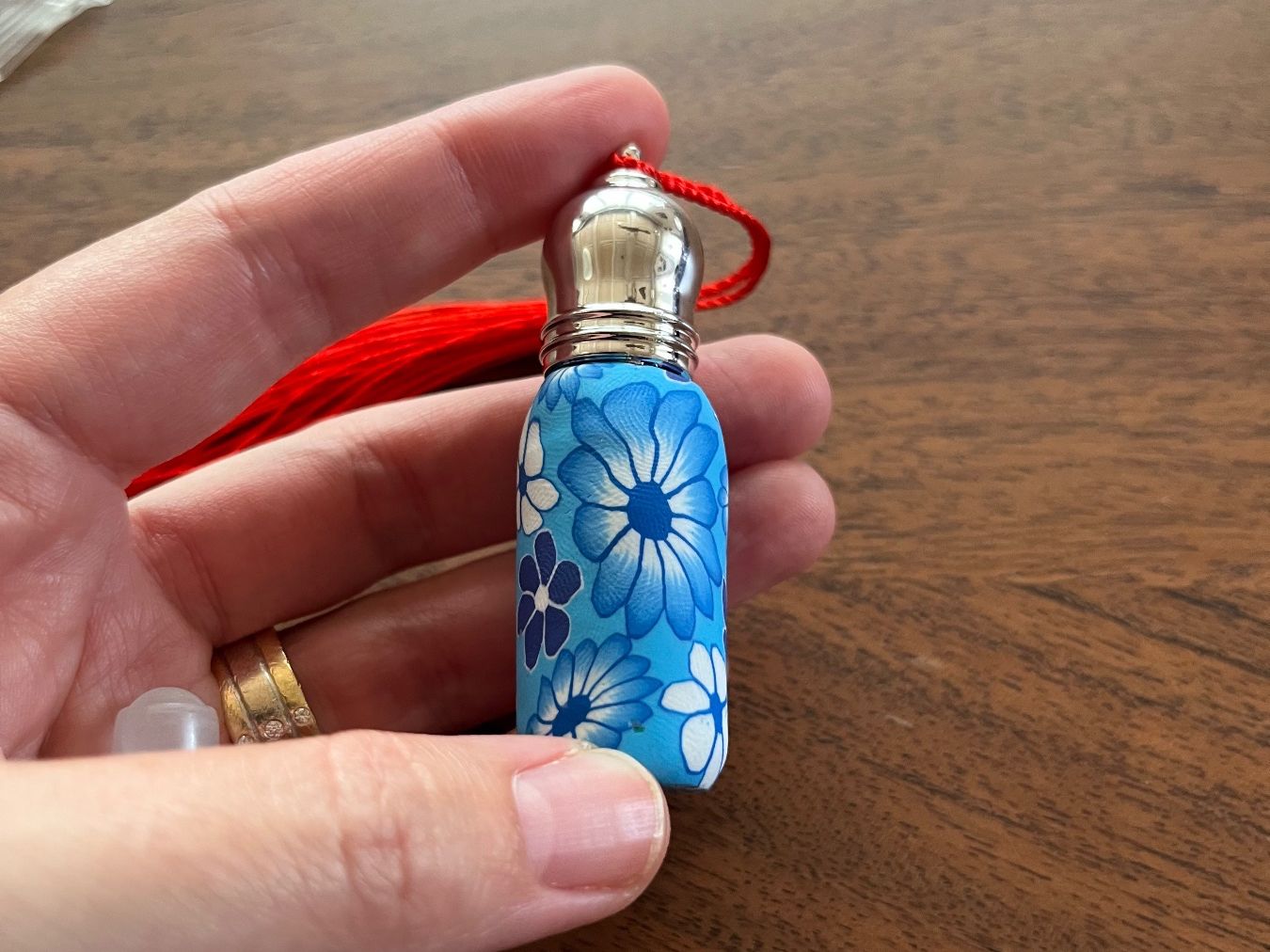 Flaconi: Mini-Parfümflakon/ Duftroller ( Roll on) mit Blumenmuster – Nuovo e nell'imballaggio originale da Gams venduto da Mariawicca