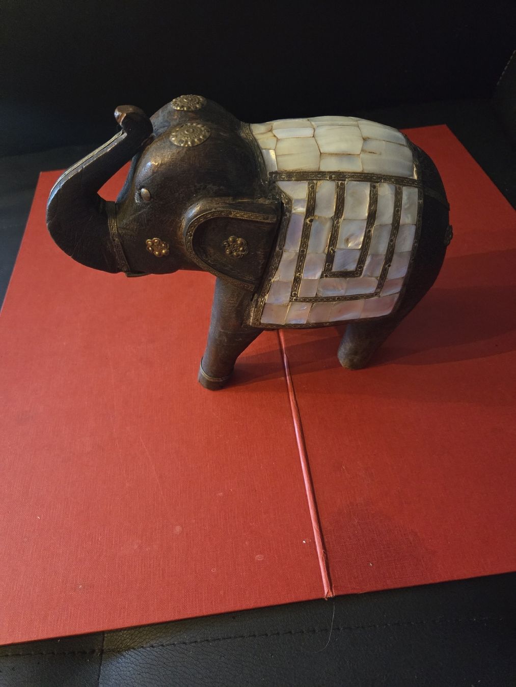 Statuette: Éléphant décoratif en bois et nacre – Usato da Penthalaz venduto da cel_zv7p