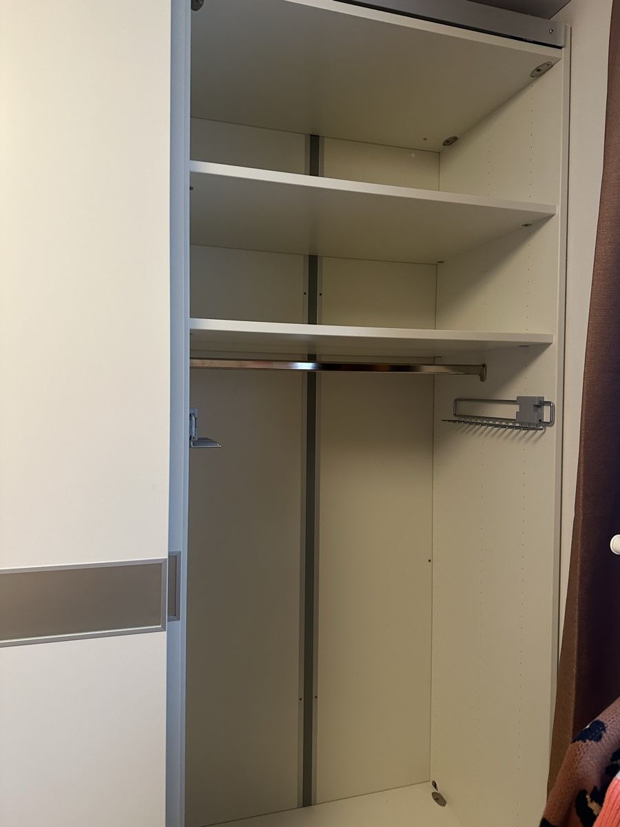 Armadi: Large beige wardrobe with sliding doors – Usato da Unterägeri venduto da Zuraussie 1
