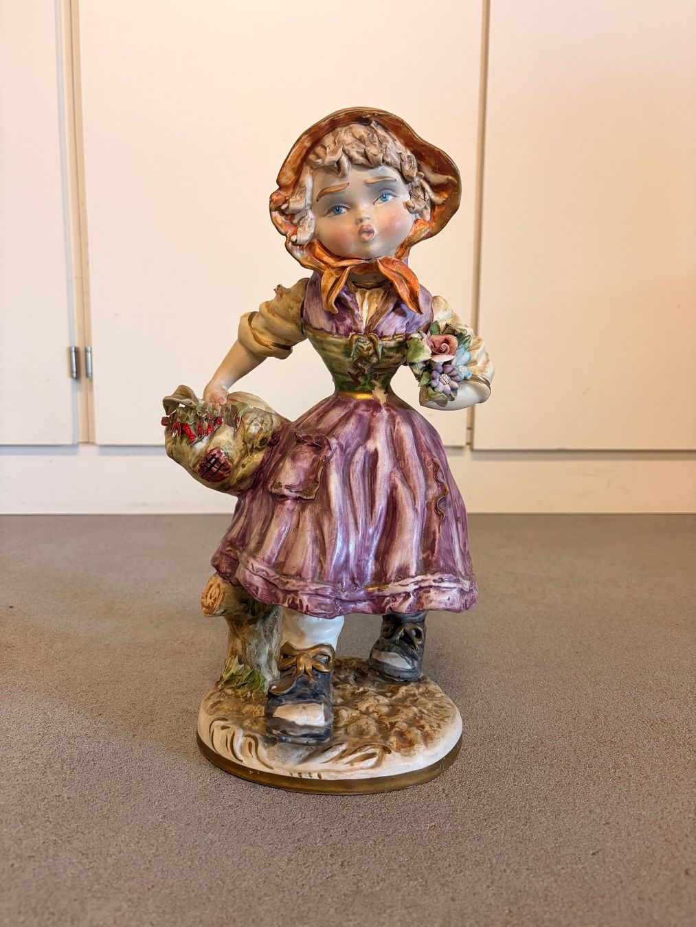Statuette: Capodimonte Figur Mädchen mit Blumenkorb bunt – Usato da Hägendorf venduto da Kristian2005