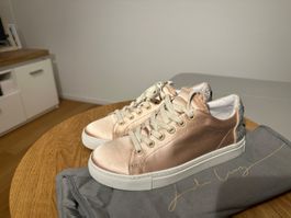 Exklusive Sneaker von Lola Cruz – Roségold mit Smiley