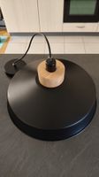 Lampe suspension noir et bois, intérieur blanc 