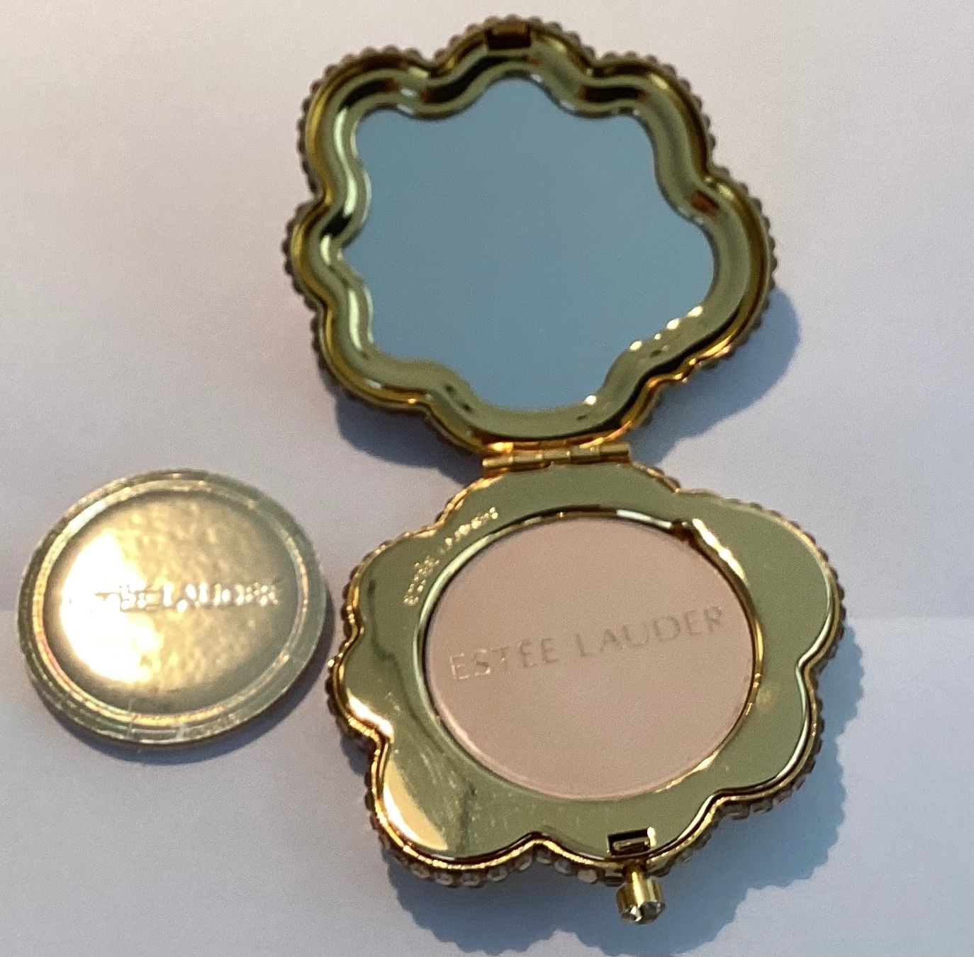 Estée Lauder Make-up: Estée Lauder / Puderdose  Strass  🐛 – Gebraucht aus Beinwil am See von kae_gh7c 2