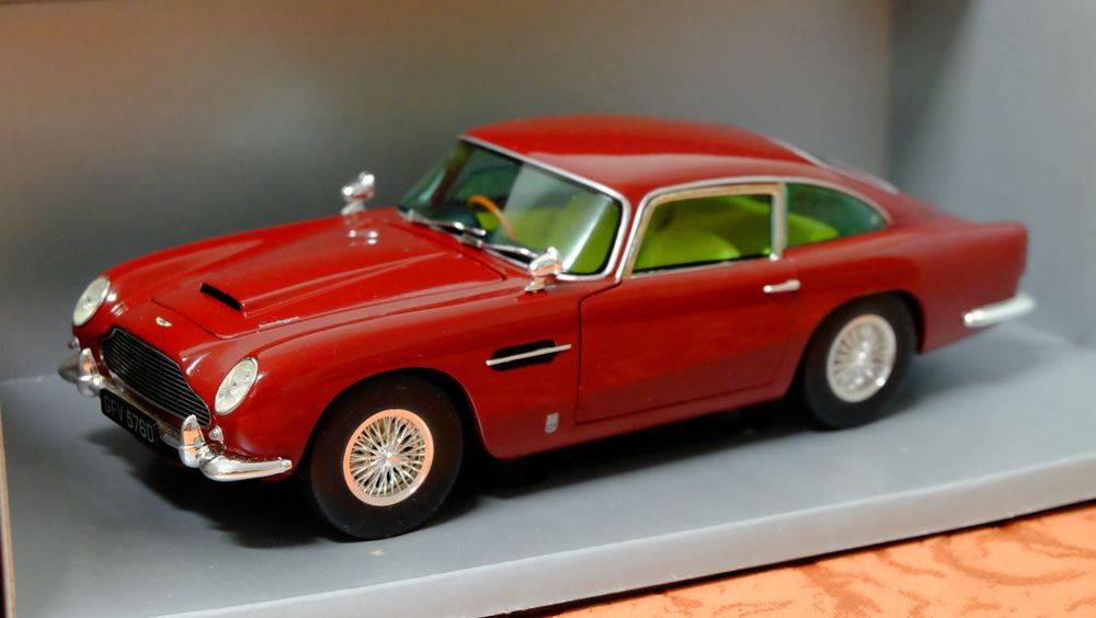 Miniatura Aston Martin DB5 1963 Kinsmart 1/38 Metal e Fricção Verde