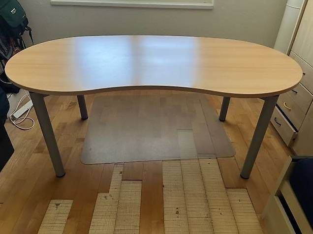Bureaux: GRATIS - Bürotisch geschwungen – D'occasion à Suhr par Johnnynova