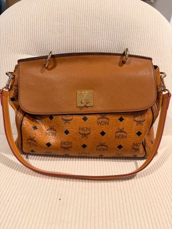 MCM Visetos Vintage – Monogramm Braun mit Lederklappe