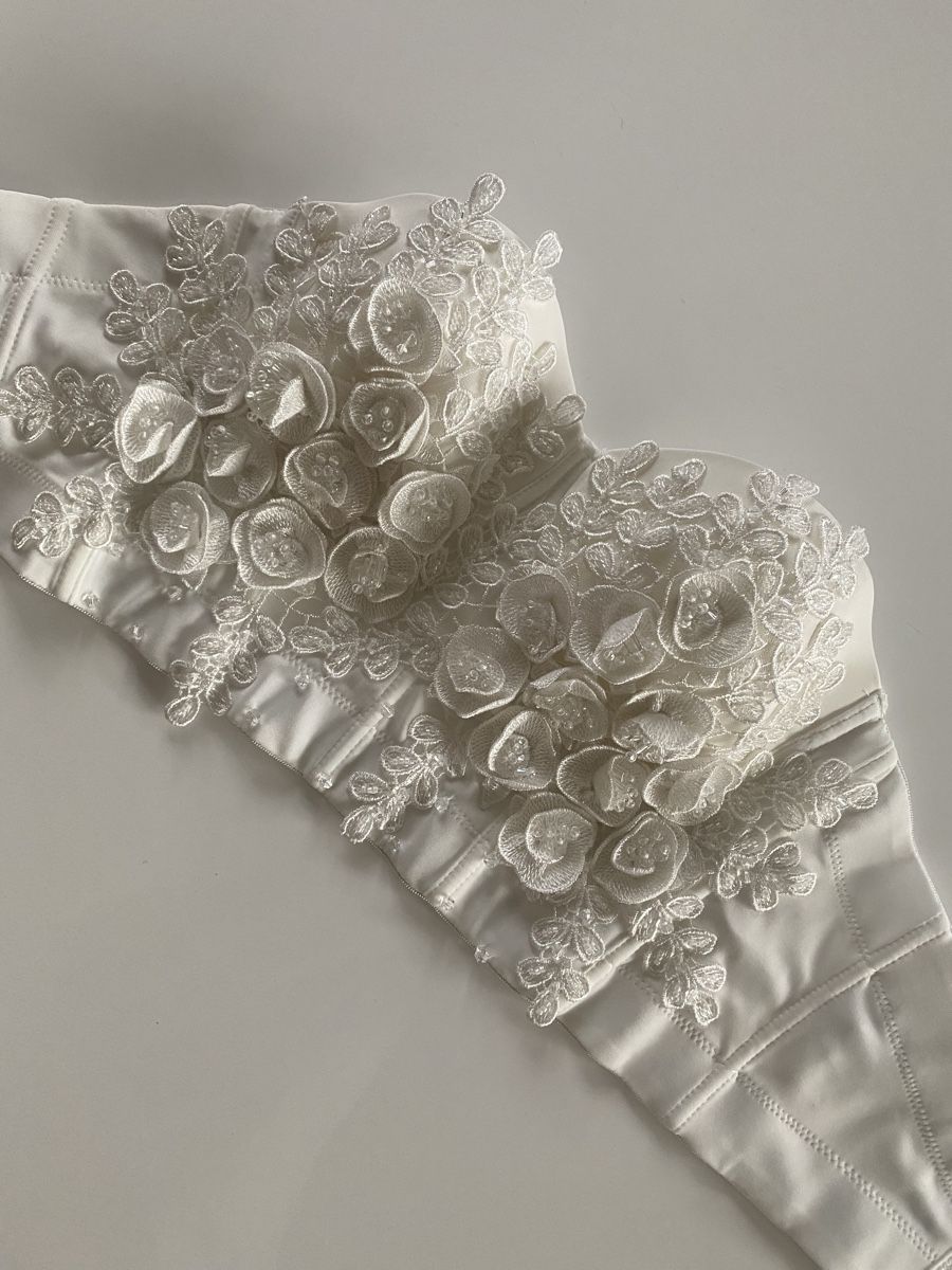 Top: Haut blanc à fleurs brodées taille M – Nuovo e nell'imballaggio originale da Delémont venduto da bou_26 3