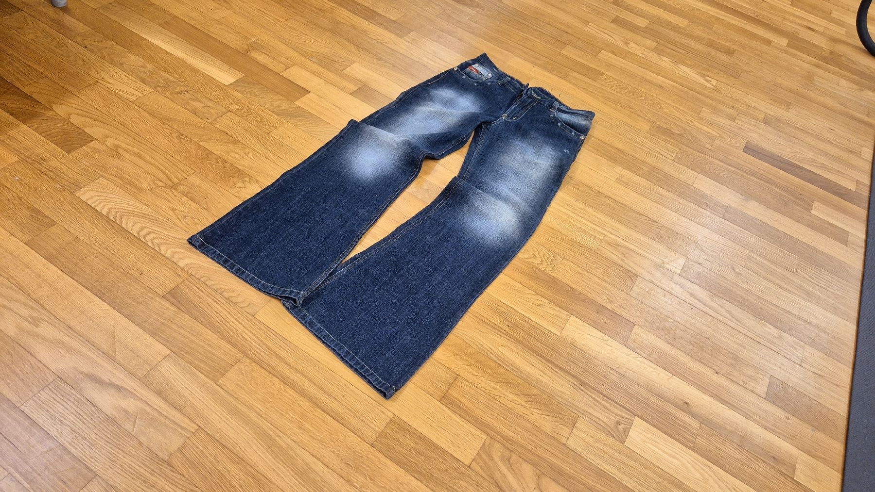 Jeans: bootcut jeans – Usato da Sarnen venduto da Fashionstuff 1