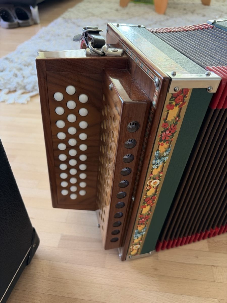 Strumenti musicali: Schwyzerörgeli B – Usato da Galgenen venduto da Hawaii021 1