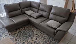 Elegante Eckcouch aus Kunstleder, Grau, Top Zustand