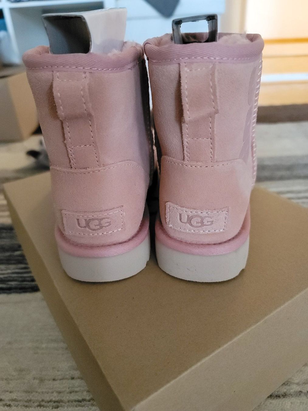 Ugg Scarpe da donna: UGG Classic Mini Logo 36 Neu!! – Nuovo e nell'imballaggio originale da Dietikon venduto da Kaska2020