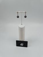 OHRSCHMUCK MIT WEISSEN UND SCHWARZEN DIAMANTEN