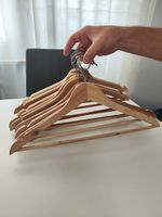Lot de 10 cintres en bois 