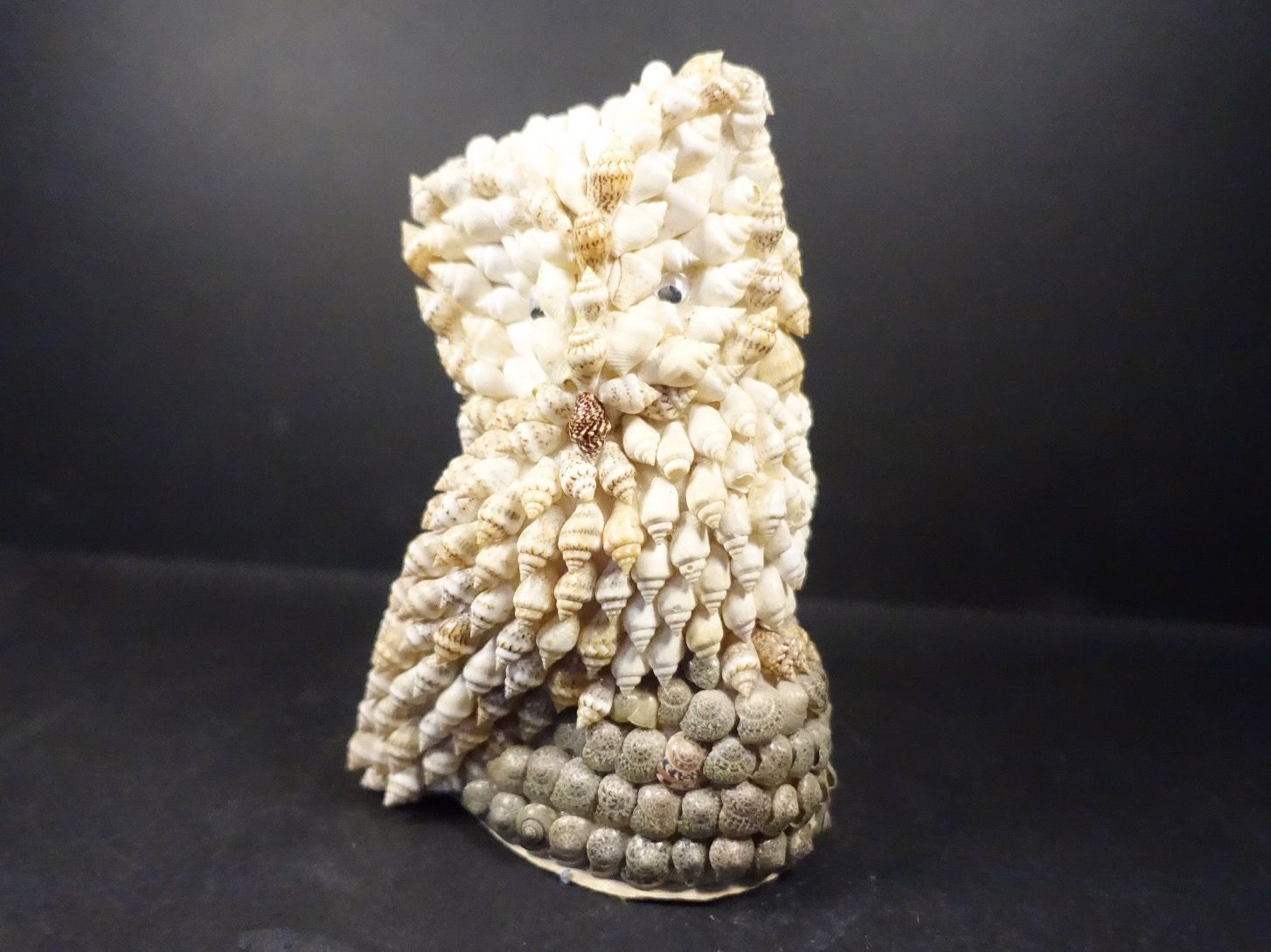 Statuette: Eule aus kleinen Muscheln – Usato da Russikon venduto da Eulenfeder