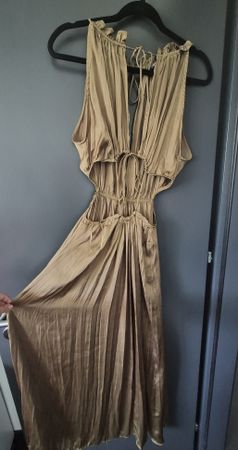 Robe longue fluide dorée Zara