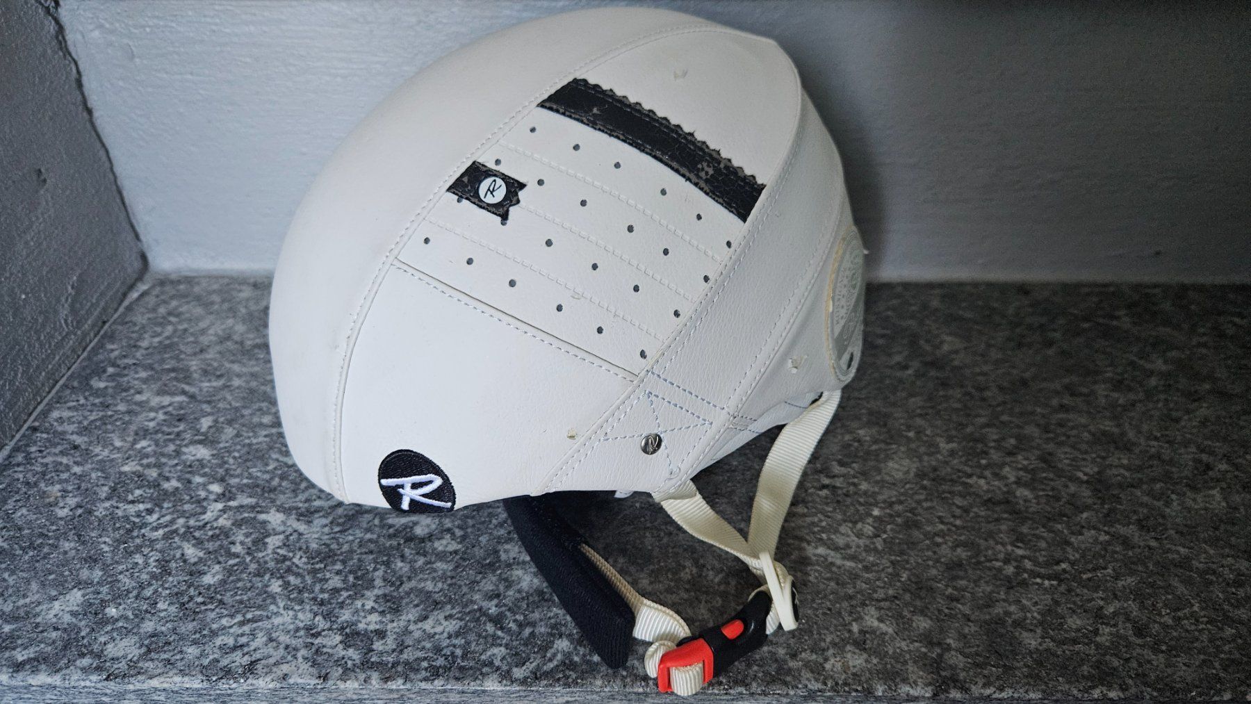 Rossignol Caschi: Casco da sci in pelle bianca Rossignol vintage – Usato da Melano venduto da H-Sara