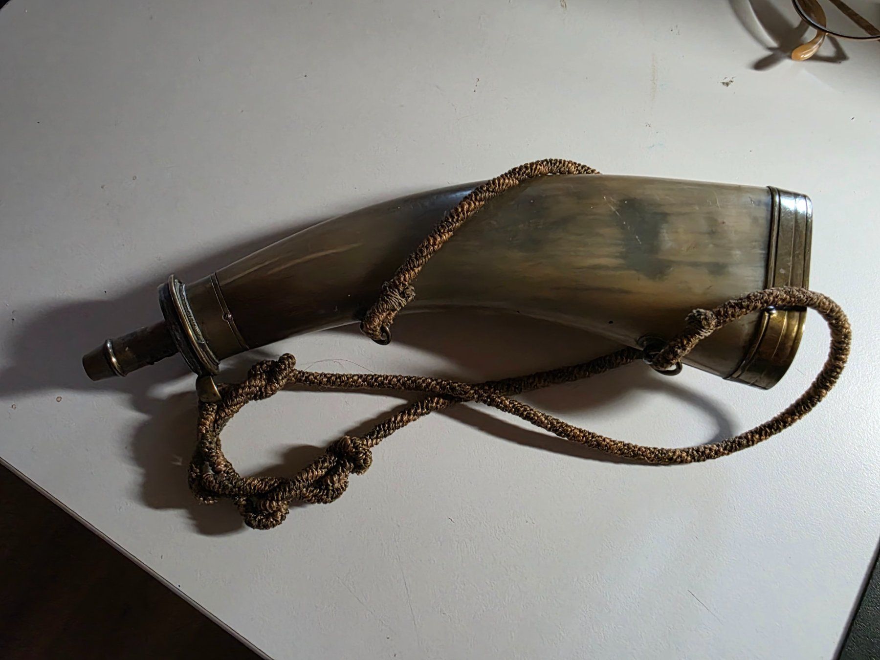 Bottiglie: antikes Pulverhorn Horn 27 cm – Usato da Walterswil BE venduto da Lonitti