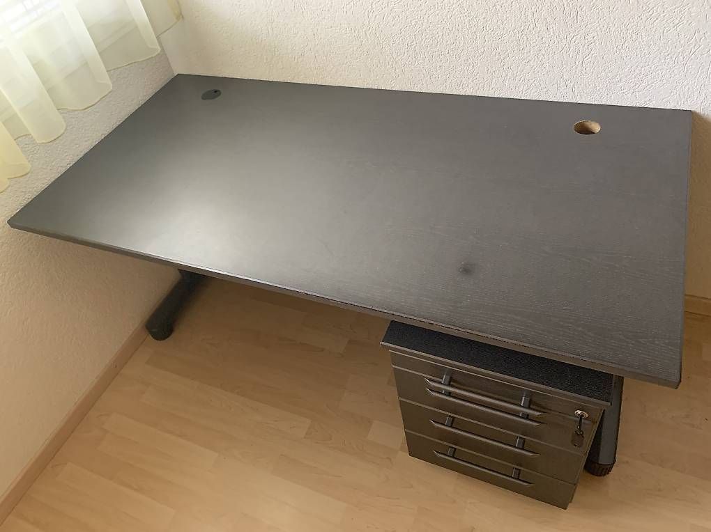 Bureaux: Schreibtisch mit Korpus – D'occasion à Thun par cyr_d8lm 1