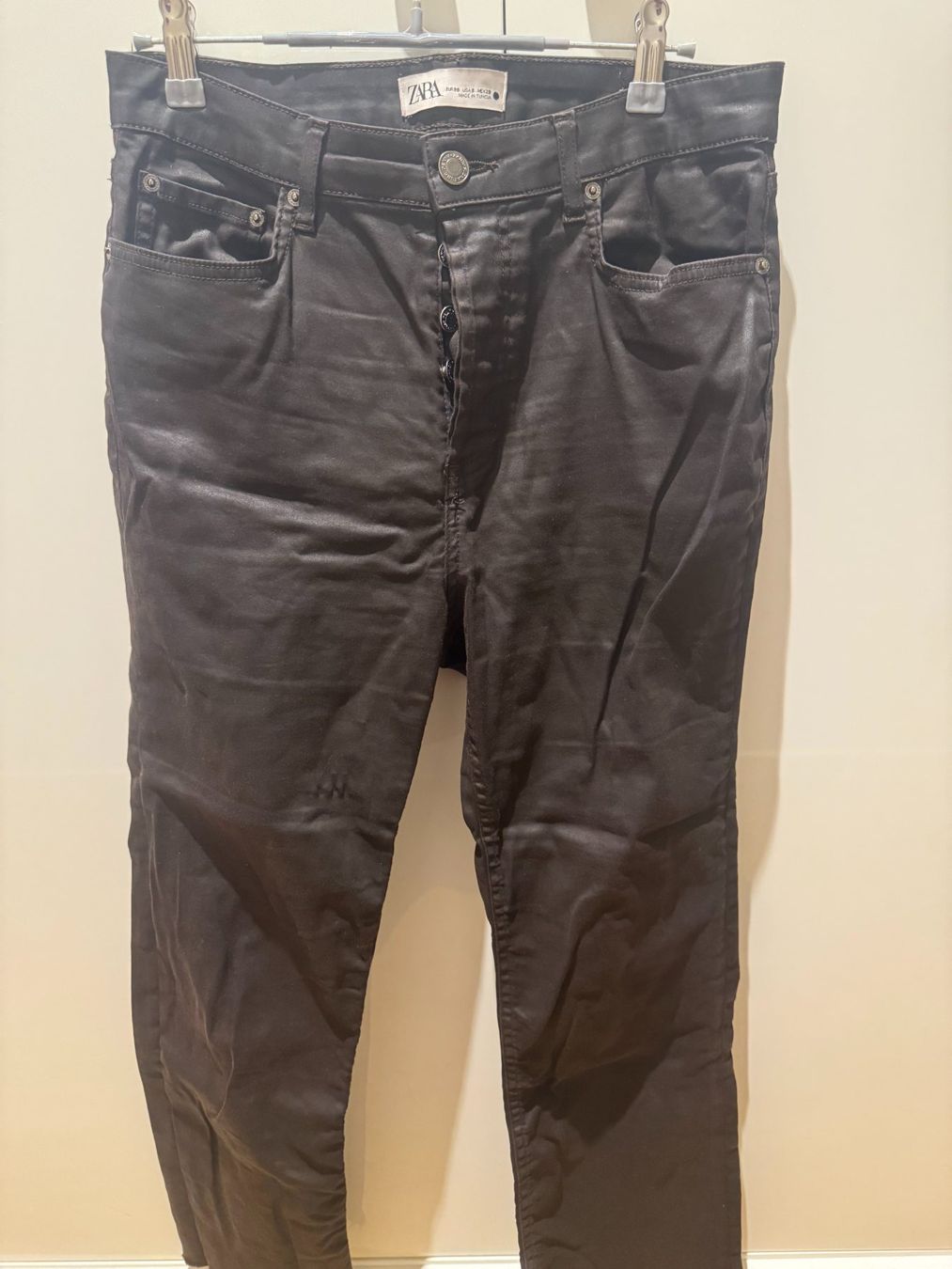 Zara Pantaloni: Zara Coated Denim Jeans - 38 – Usato da Zürich venduto da ped_8gnn