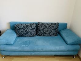 Gemütliches Himmelblau Sofa mit 2 Zierkissen, top Zustand!