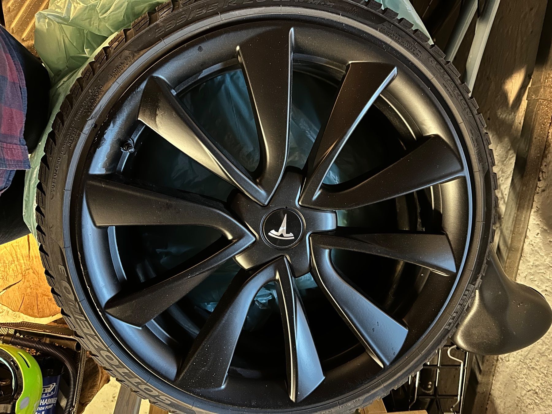 Pirelli Pneus & Kompletträder: Tesla Model 3 Performance Winter Kompletträder 20 zoll – Gebraucht aus Allschwil von Hkrobster