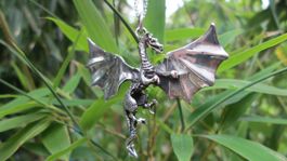 Wundervoller Schmuckanhänger Drache mit ausgebreitete Flügel