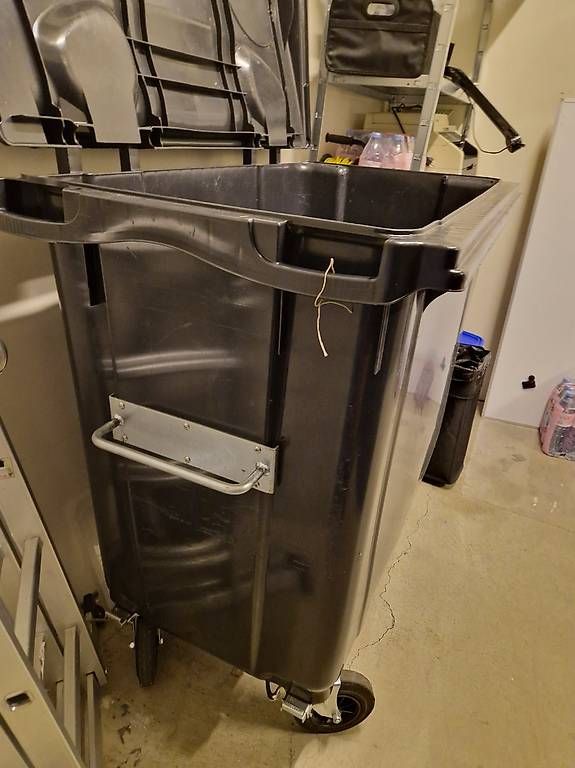 Altro per Ufficio & Commercio: 660L Müllcontainer / Abfallcontainer mit 4 Rädern – Usato da Dreien venduto da vaniih93 2