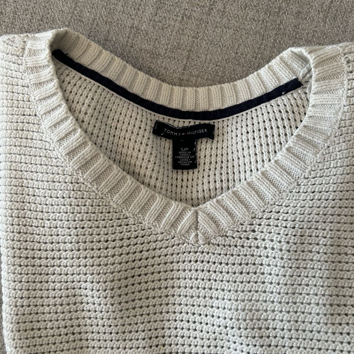 Tommy Hilfiger Maglioni & Felpe: Damen Pullover Tommy Hilfiger V-Ausschnitt Grau Grösse S – Usato da Ebikon venduto da luu_2x95