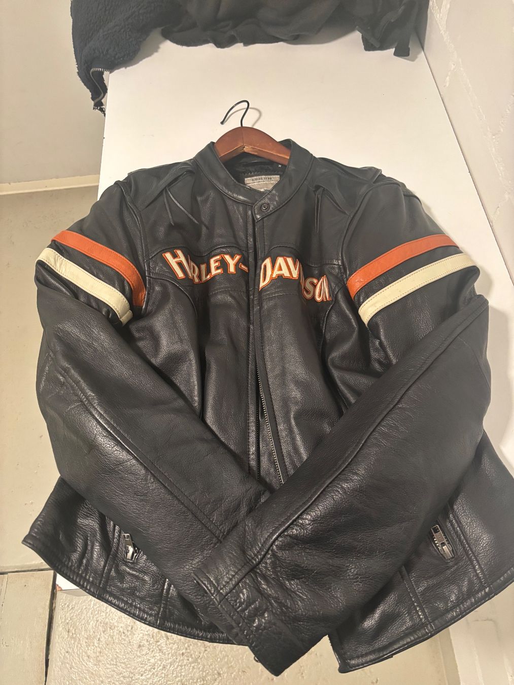 Harley-Davidson Vestes: Harley Lederjacke & Rucksack – D'occasion à Zwillikon par ikh_ssg6