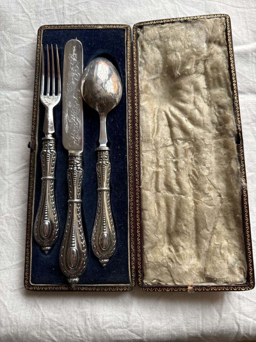 Set di posate: Altes Besteck mit Schachtel, versilbert  – Usato da Basel venduto da balenadelfino