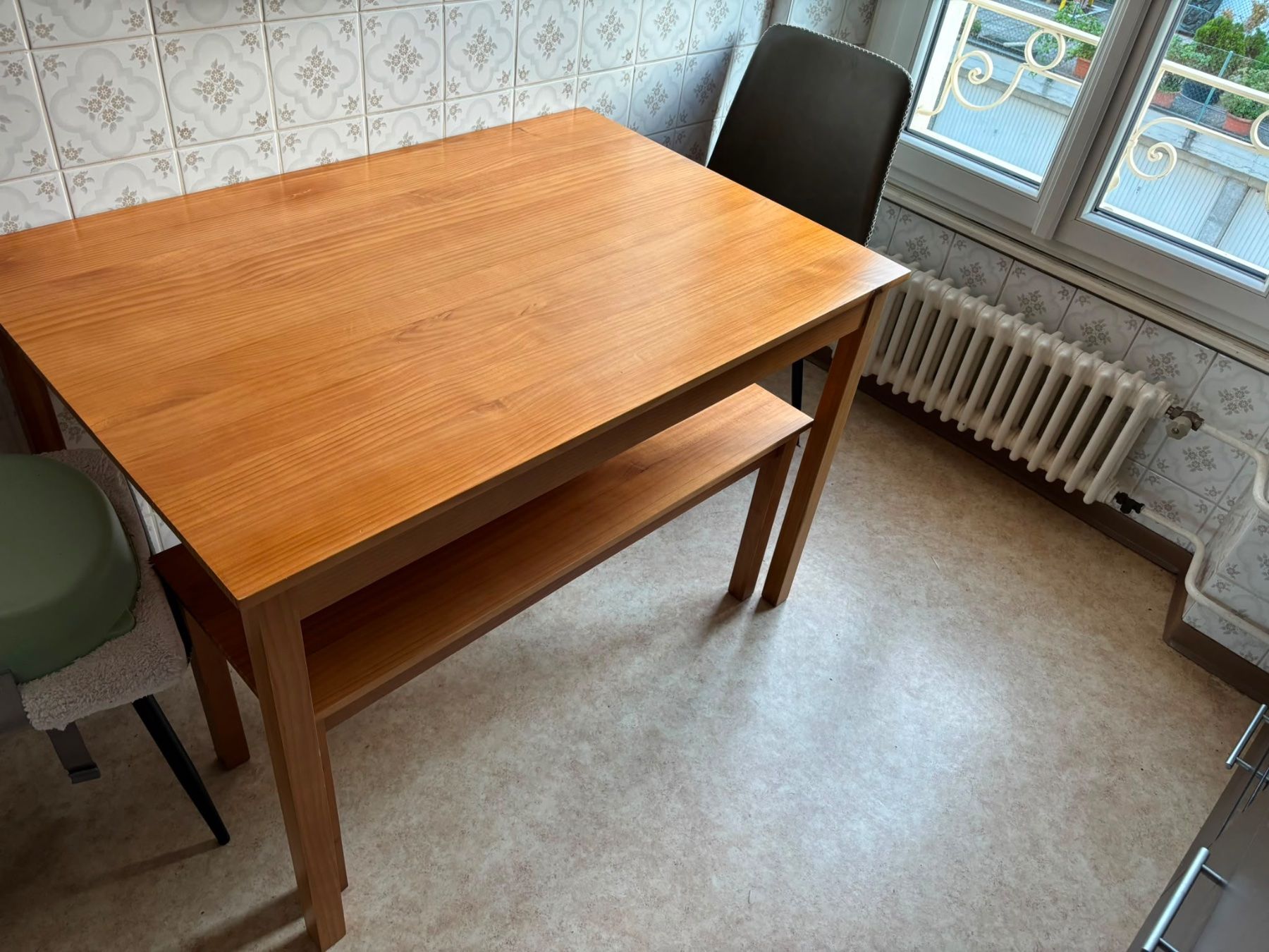 Set de table et chaises: Table 6 places avec banc en bois – D'occasion à Lausanne par JanVend