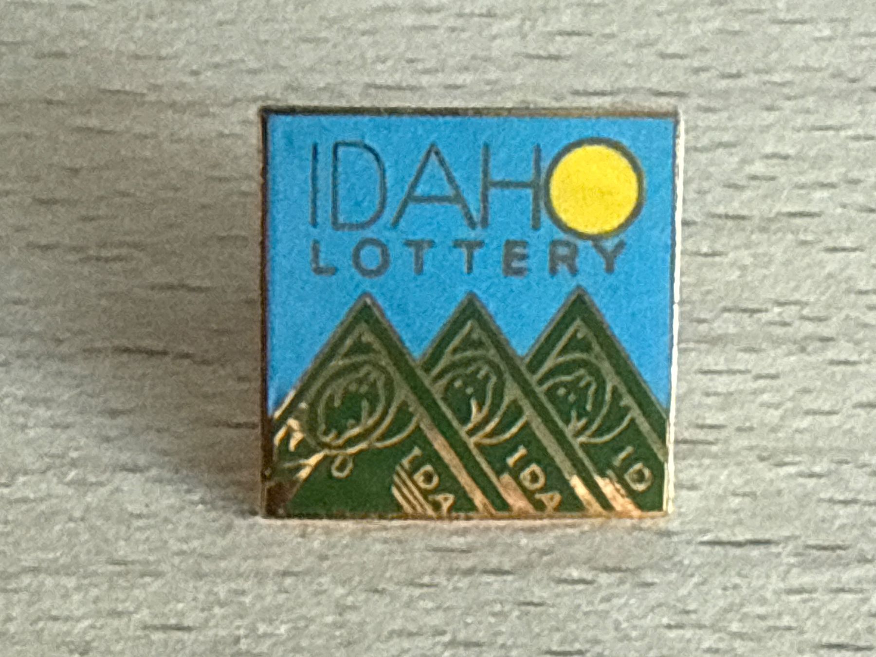 Placchette & Badge: Pin Idaho Lottery – Usato da Glattbrugg venduto da Schweigmatt