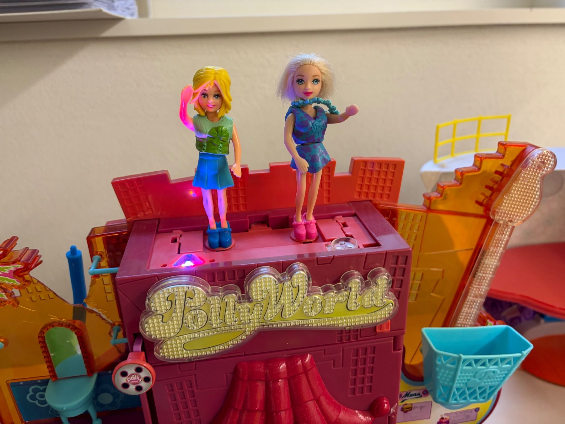Polly Pocket Giocattoli: Set Polly Pocket mit Theater und Schiff – Usato da Galgenen venduto da Crystaldisplay 1