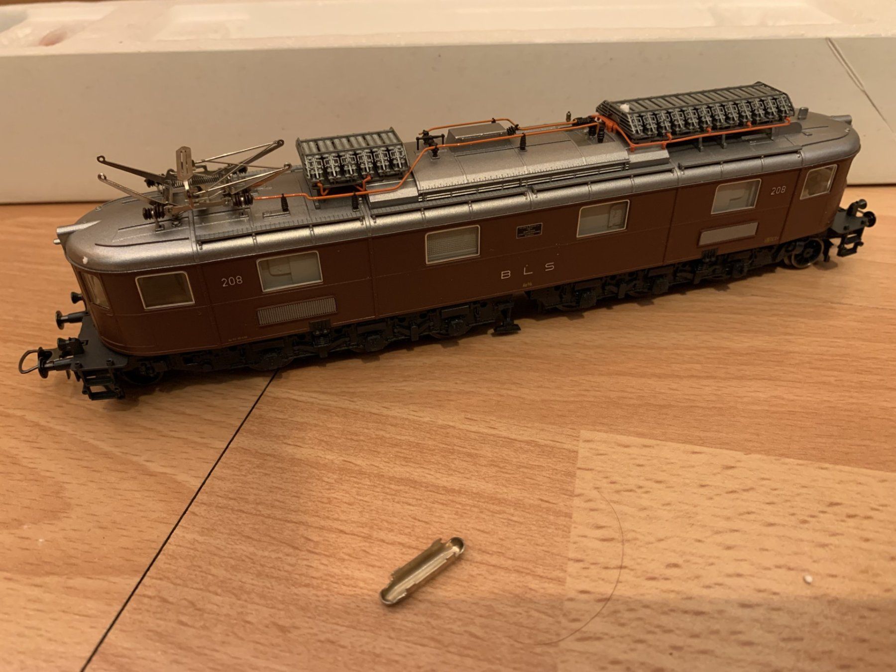 Roco Modellini di ferrovie: Roco BLS Ae 6/8 208 DC mit Schnittstelle – Usato da Därligen venduto da Schiestl9 3