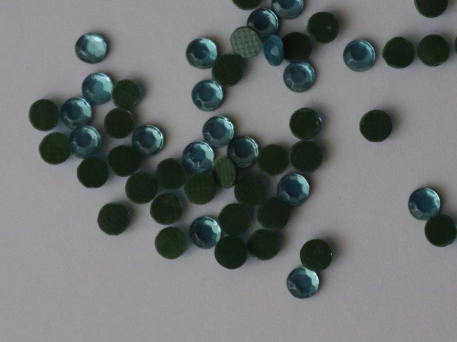 Perle (finte): Hotfix Strasssteine Hellblau 2,5 mm, 200 St – Nuovo (secondo la descrizione) da Erlach venduto da Schaliko
