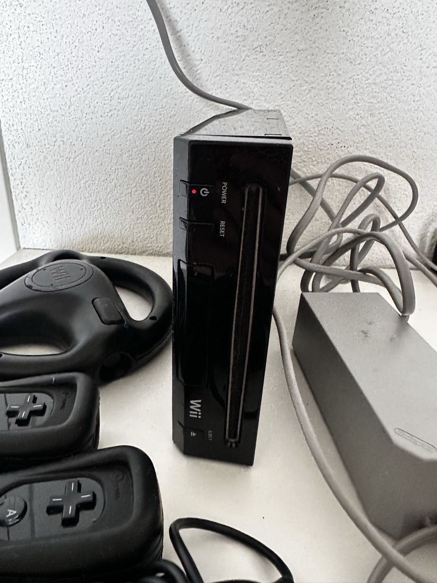 Nintendo Console: Nintendo Wii Komplettset inkl. 2 Controller + Mario Spiele – Usato da Lachen SZ venduto da _laalessia 3