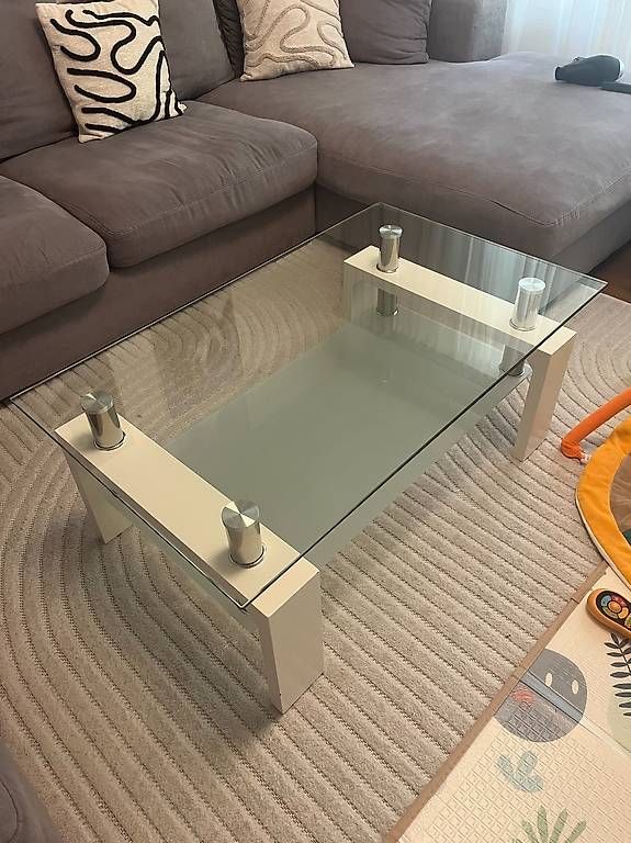 Tische: Weisser Couchtisch aus Glas – Gebraucht aus Schlieren von mit_f5rk