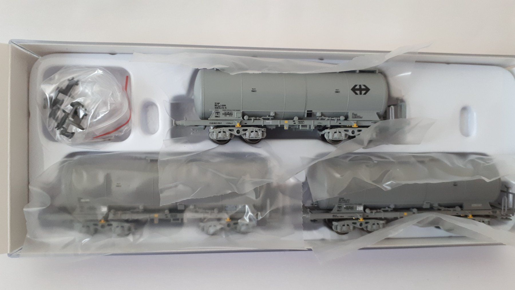 Hobbytrain Modellini di ferrovie: Hobbytrain SBB UACS "SBB Cargo" 3er Set Silowagen H23480 – Nuovo e nell'imballaggio originale da Biberist venduto da Ntrains 6